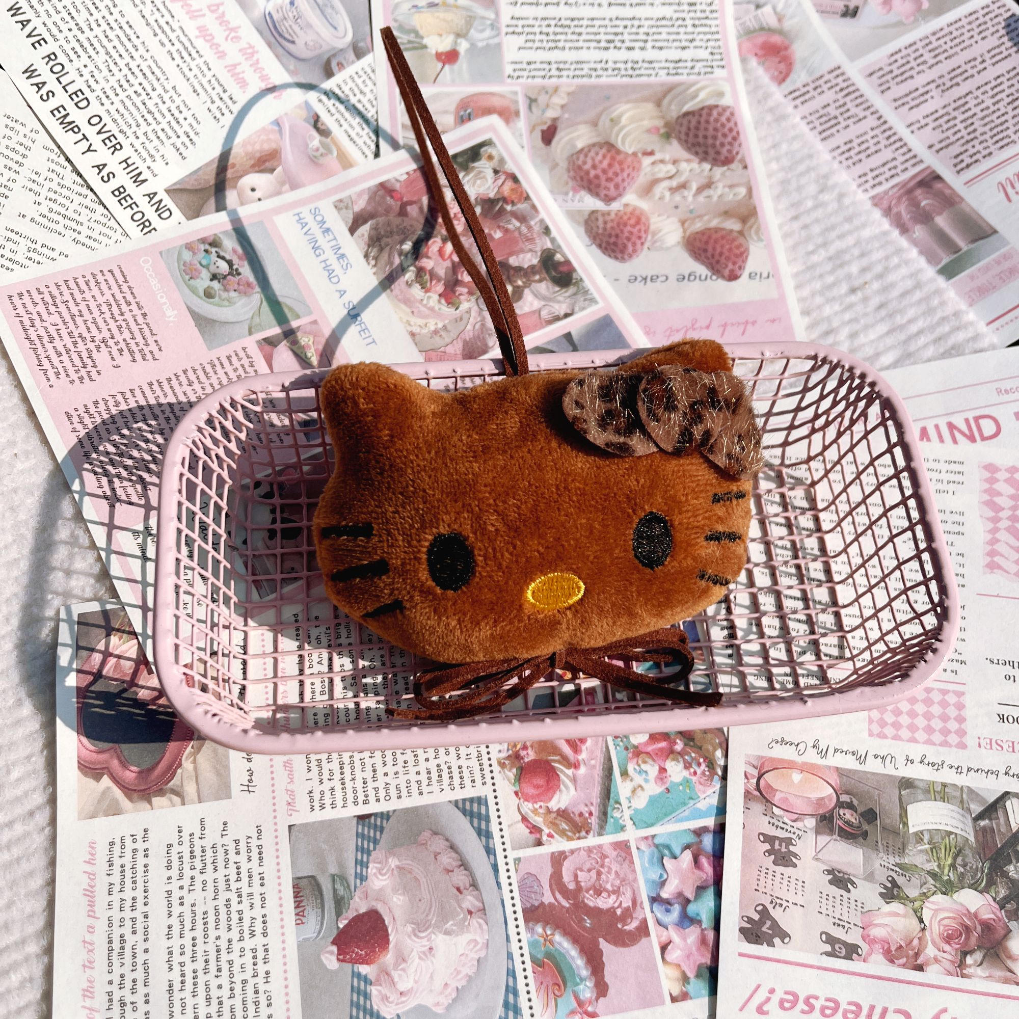 毛绒玩偶可爱凯蒂猫美拉德色系包包挂件钥匙扣挂件可以捏捏叫