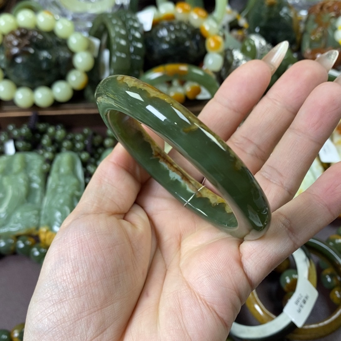 手串未镶嵌透闪石质玉德****1手镯