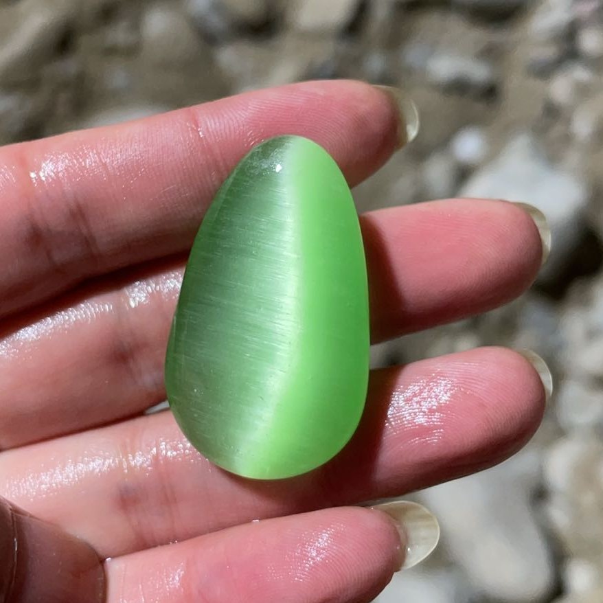 天然新疆苹果绿猫眼吊坠
