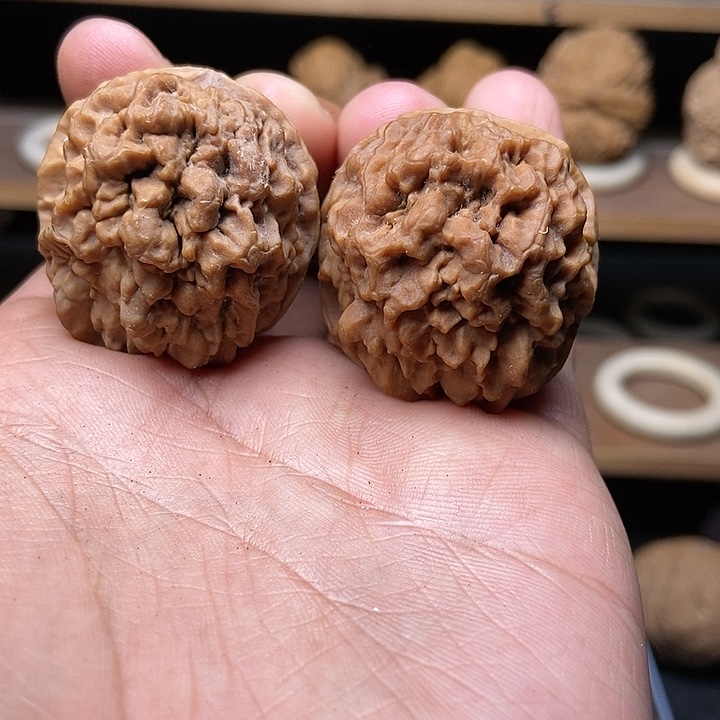 文玩核桃吊坠舍利子