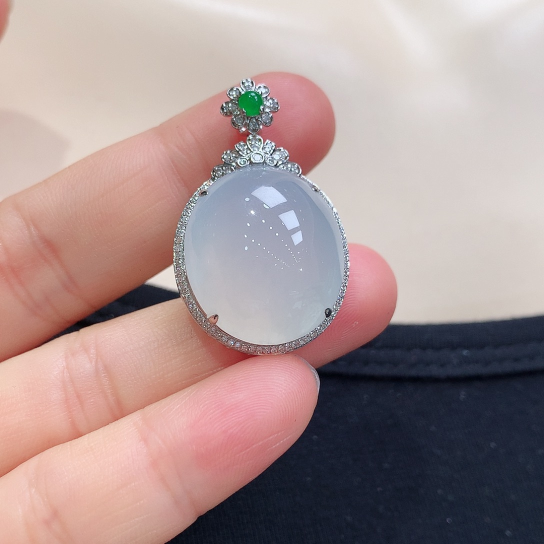 翡翠颈饰18K金镶嵌蛋面