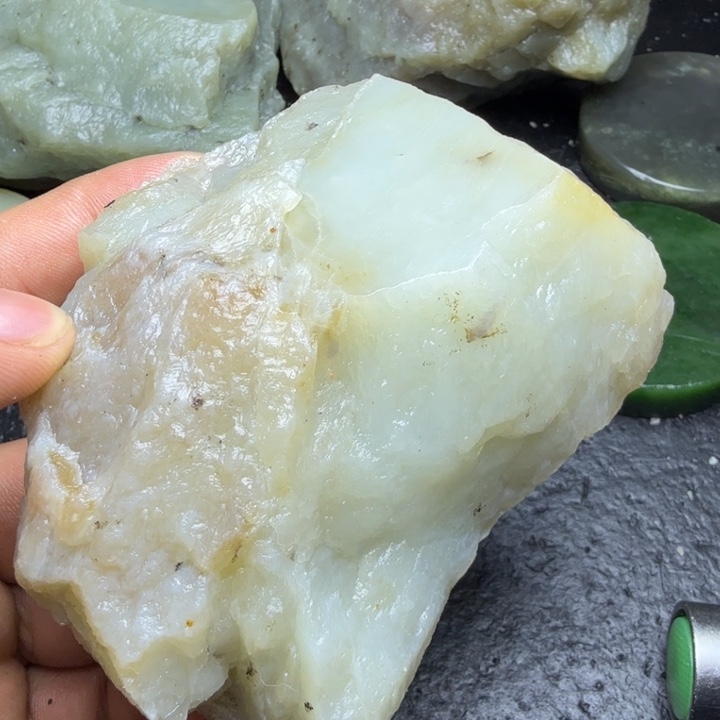 和田玉（糖玉）未镶嵌珠宝奇石