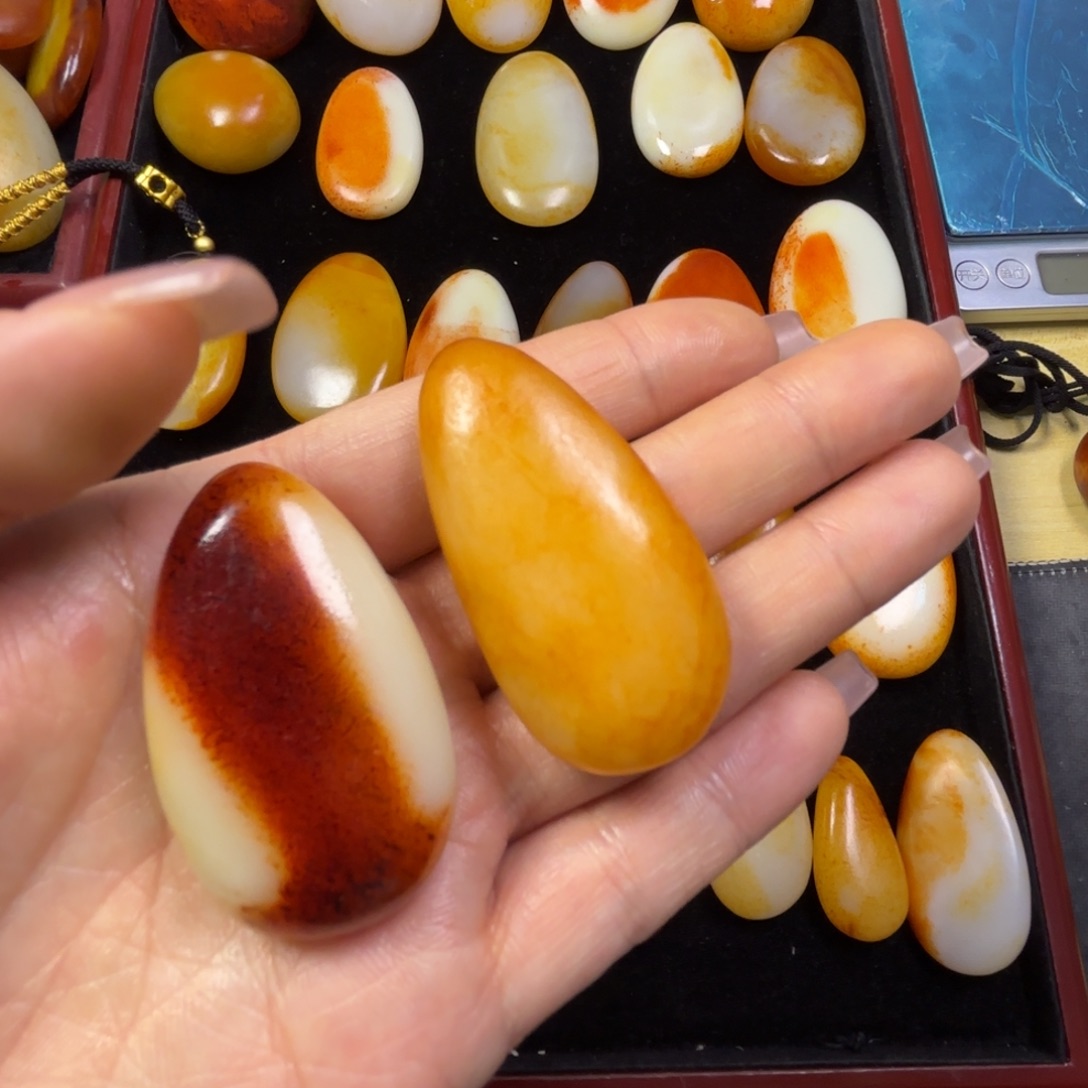 大***猫和田玉未镶嵌颈饰