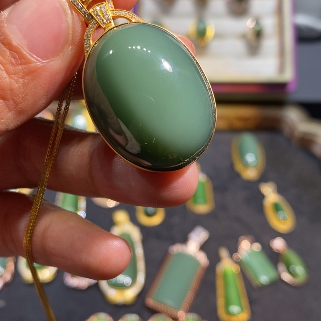 和田玉（碧玉）颈饰18K金镶嵌小*米