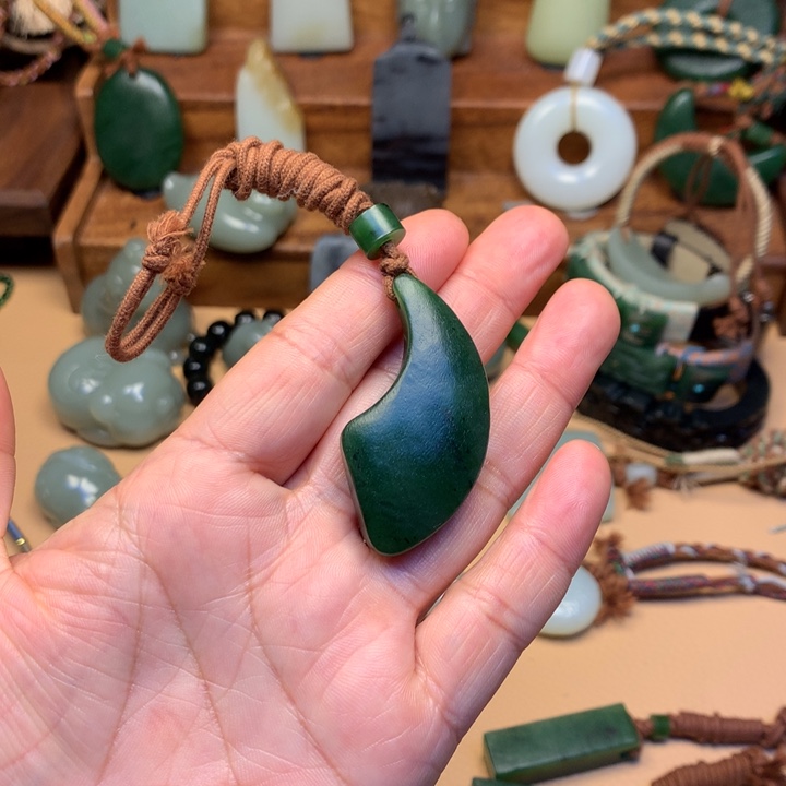 夏***天和田玉未镶嵌颈饰