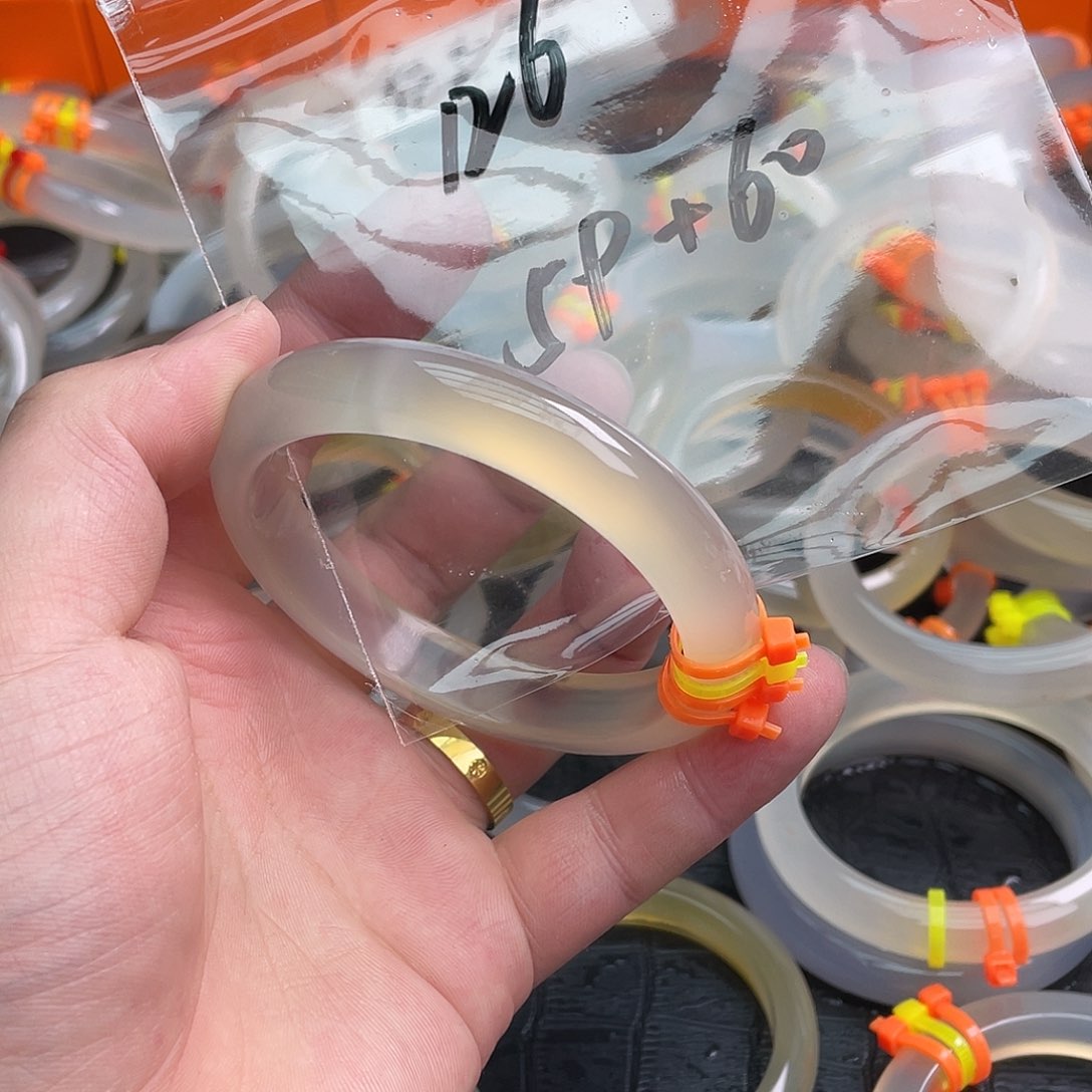 玛瑙/玉髓手镯未镶嵌126