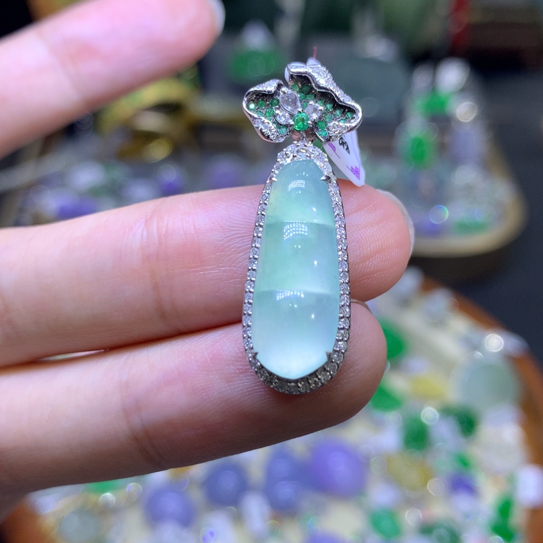 翡翠18K金镶嵌颈饰翡翠玉石吊坠