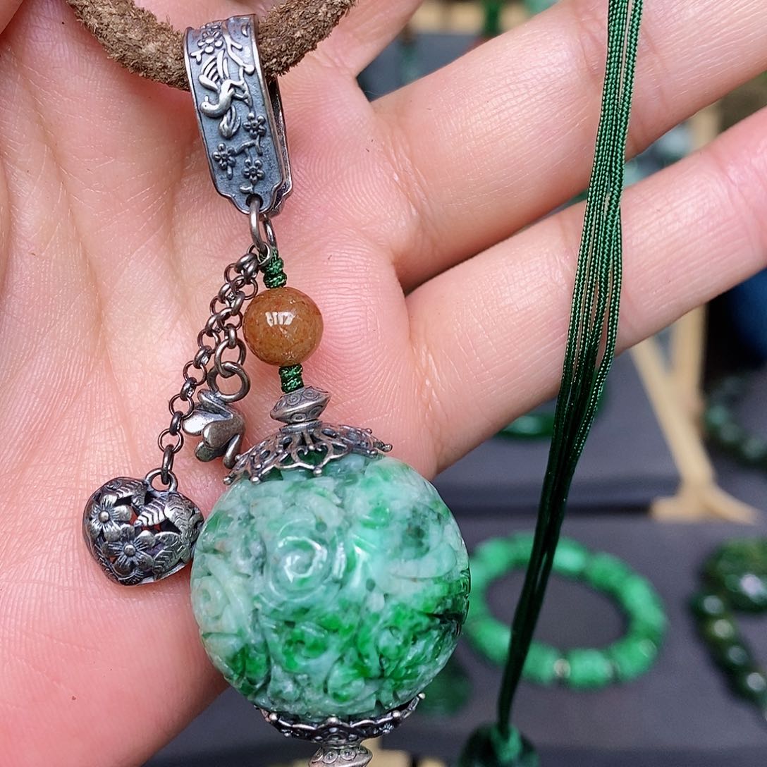 翡翠颈饰未镶嵌漂亮美眉