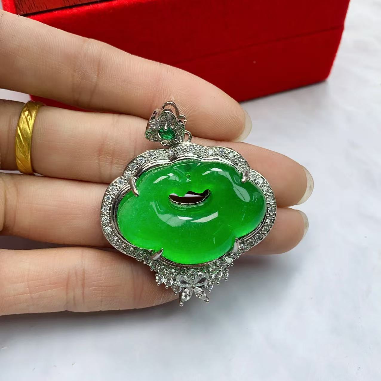 B996透绿如意吊坠