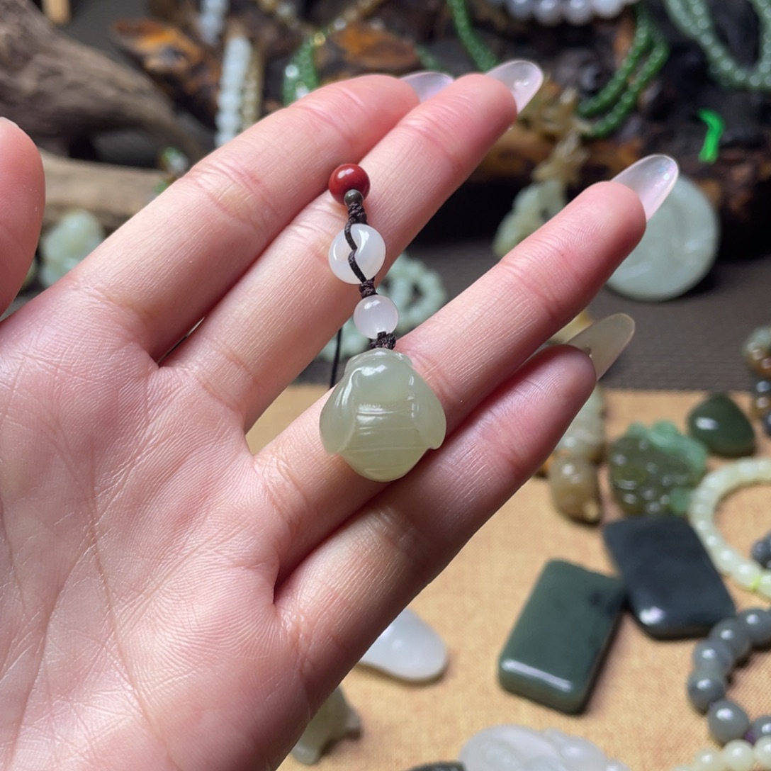 小***。和田玉未镶嵌颈饰小蜜蜂