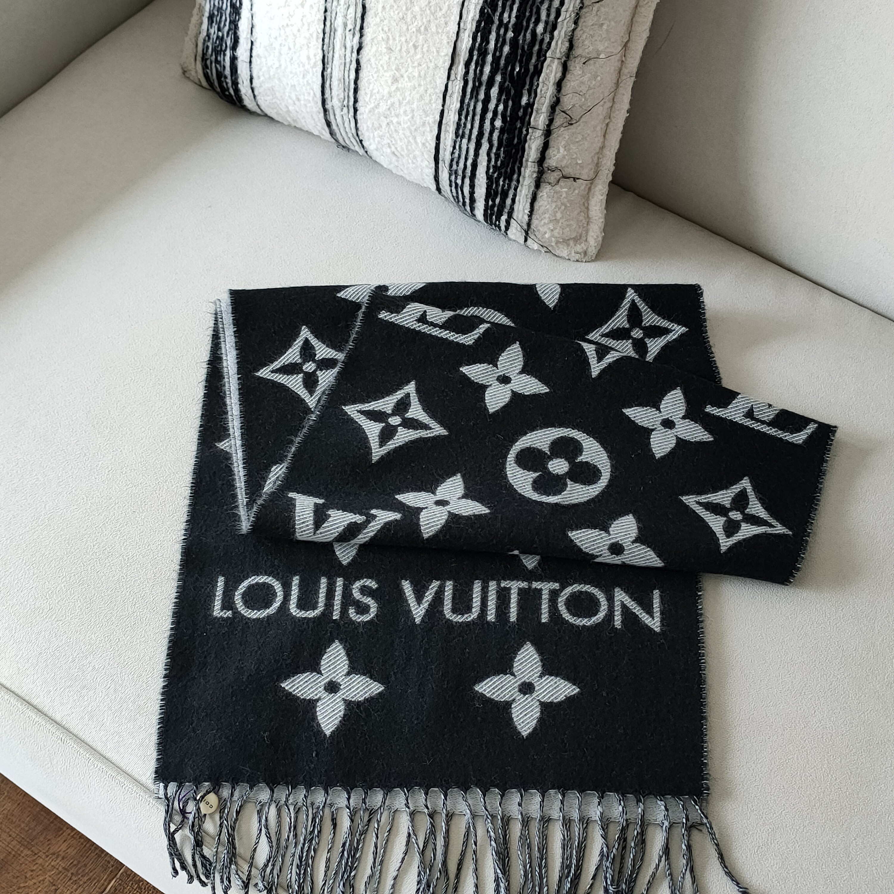 99新 LouisVuitton/路易威登 黑灰拼色老花双面羊毛围巾 49906