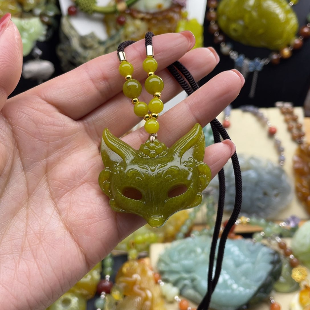 未镶嵌蛇纹石玉颈饰