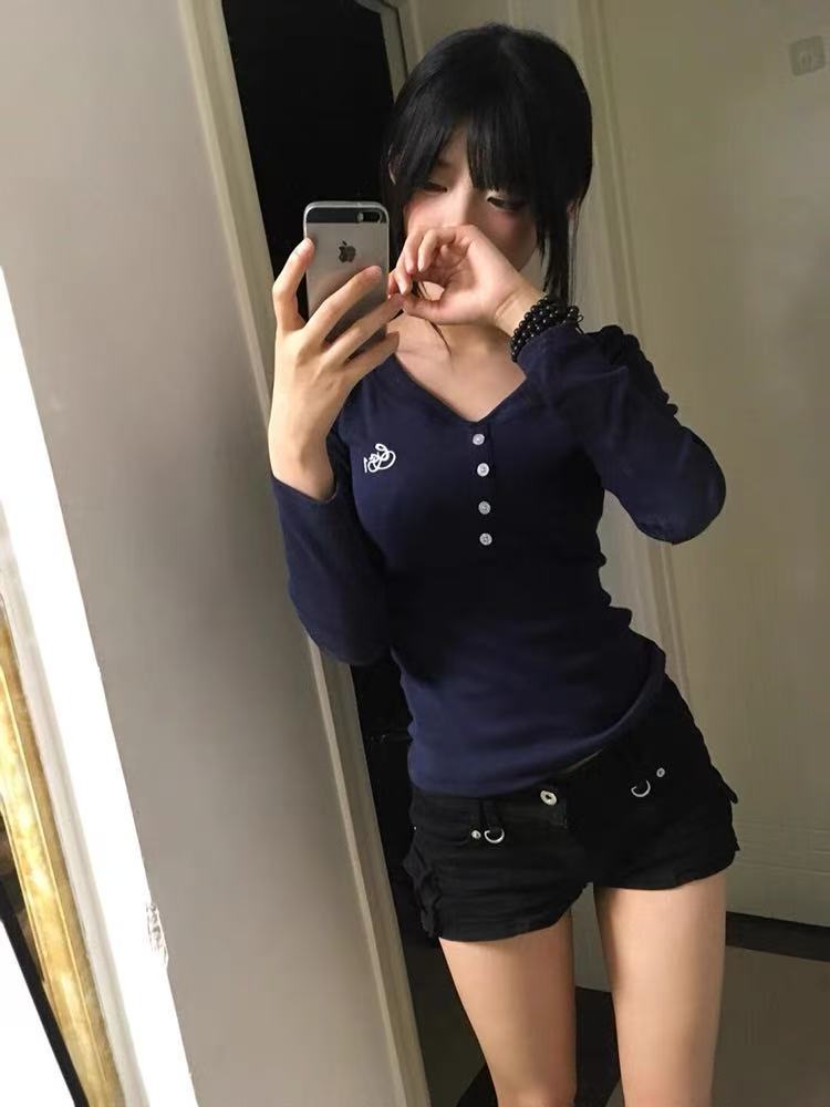 美式刺绣纽扣长袖t恤女秋冬季新款修身显瘦甜辣妹短款打底衫上衣