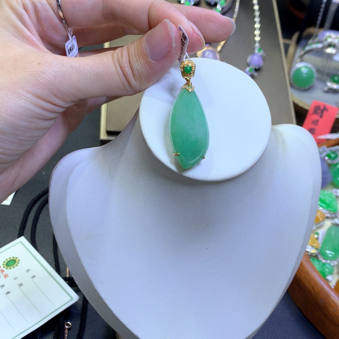 【闪购商品】翡翠颈饰18K金镶嵌翡翠吊坠项链