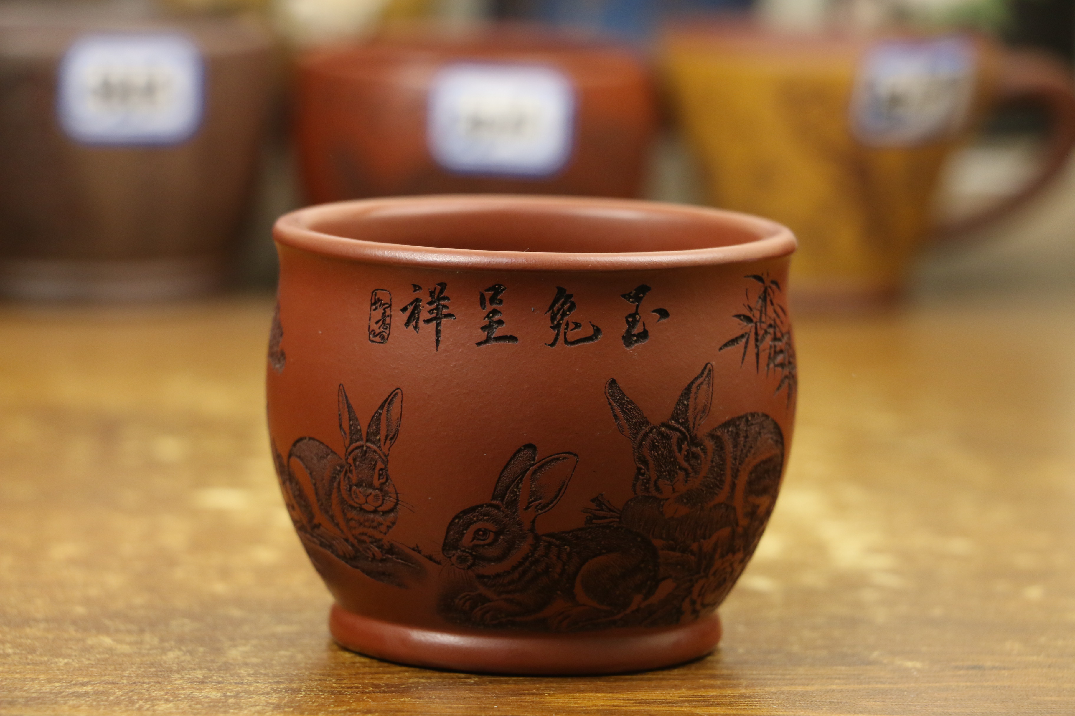 3221宜兴大红袍泥刻绘玉兔呈祥紫砂主人杯容量170毫升