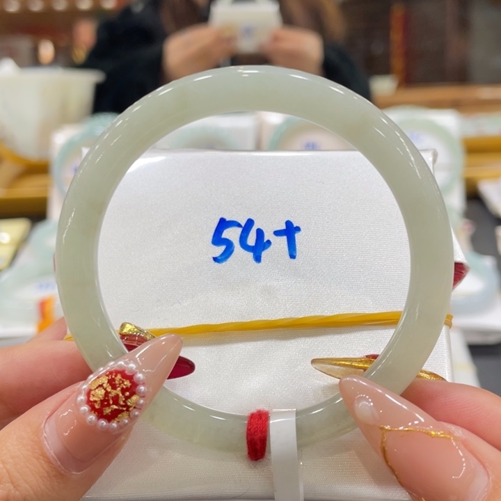 翡翠手镯未镶嵌翡翠