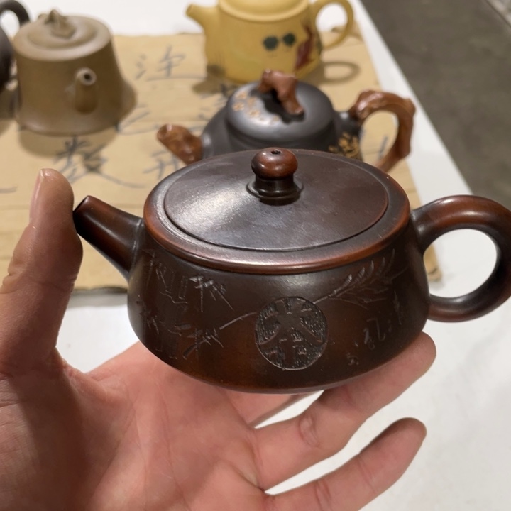 老厂紫砂壶一件。