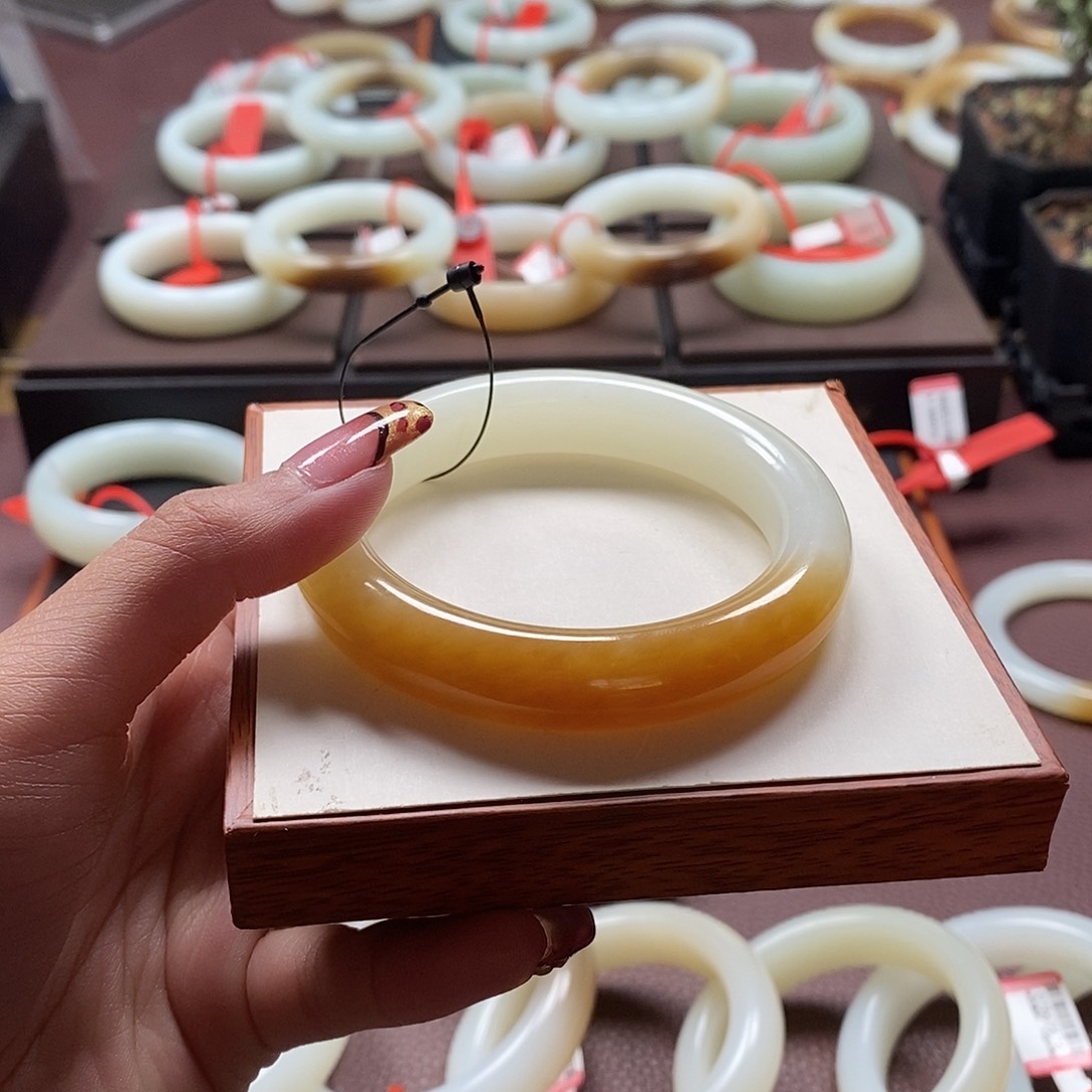 和田玉手镯未镶嵌老*头