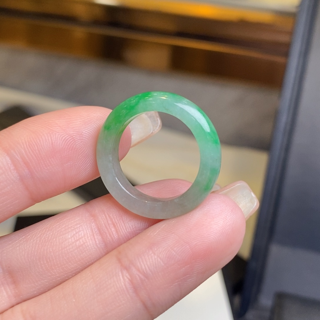 翡翠戒圈未镶嵌飘阳绿