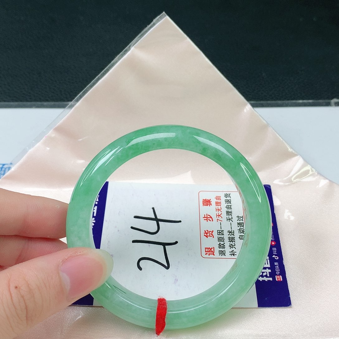 翡翠手镯未镶嵌巧*力翡翠