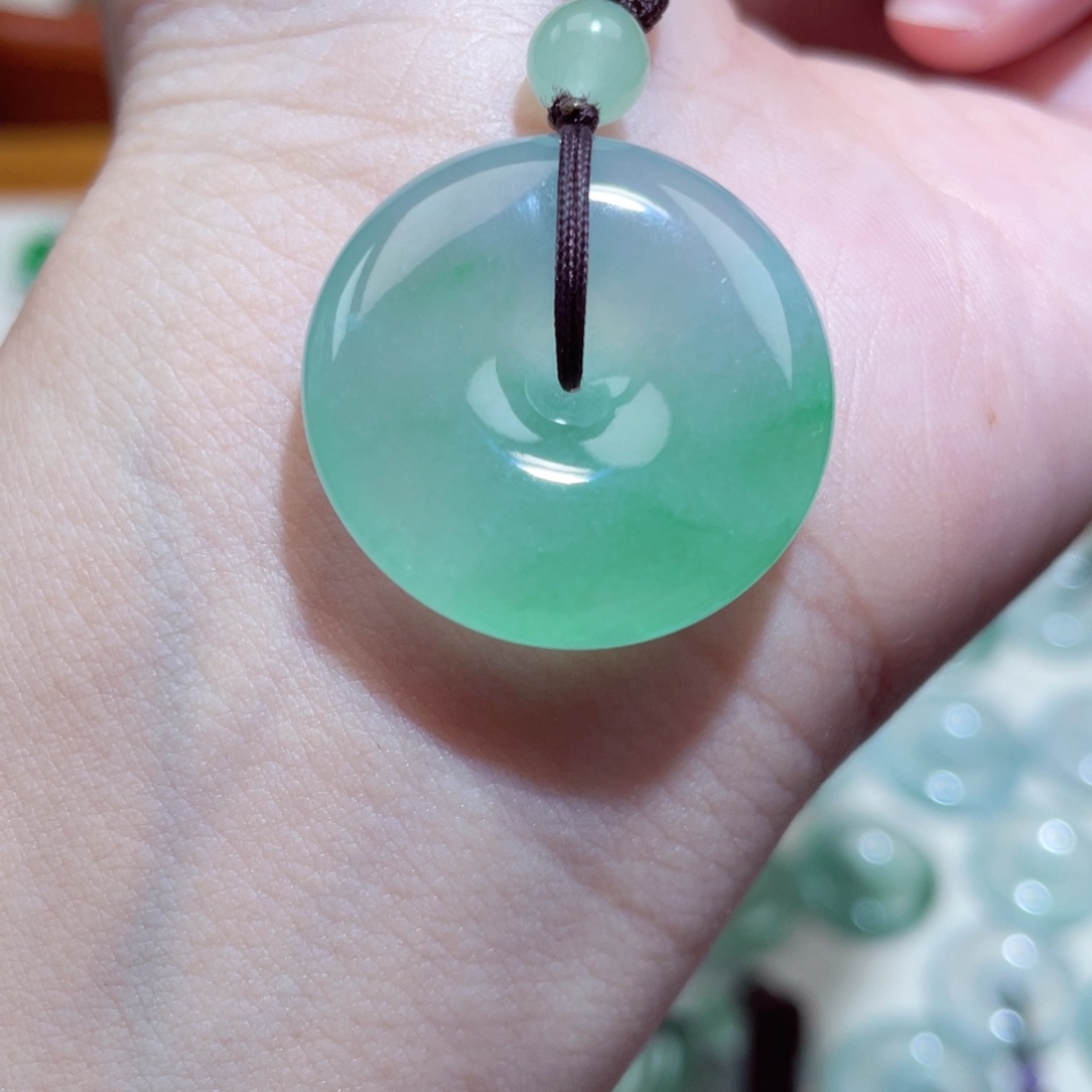 翡翠未镶嵌颈饰平安扣