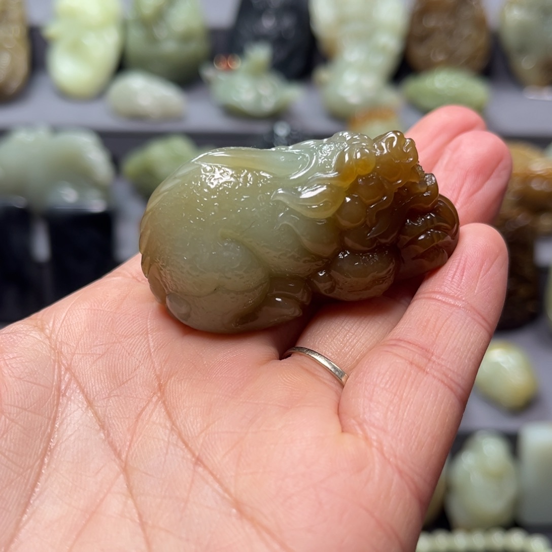 和田玉颈饰未镶嵌怪***儿