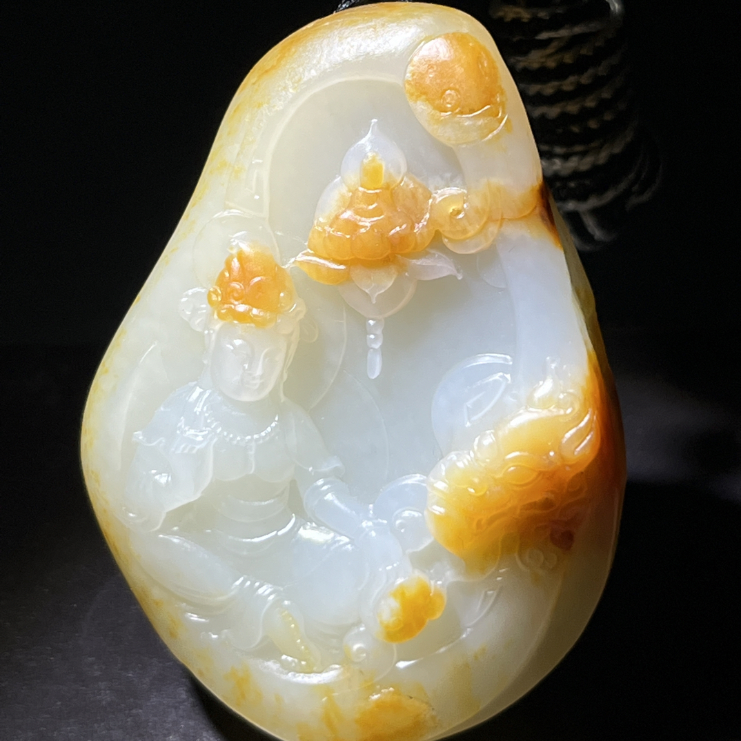 新疆和田玉独子俏色巧雕观音