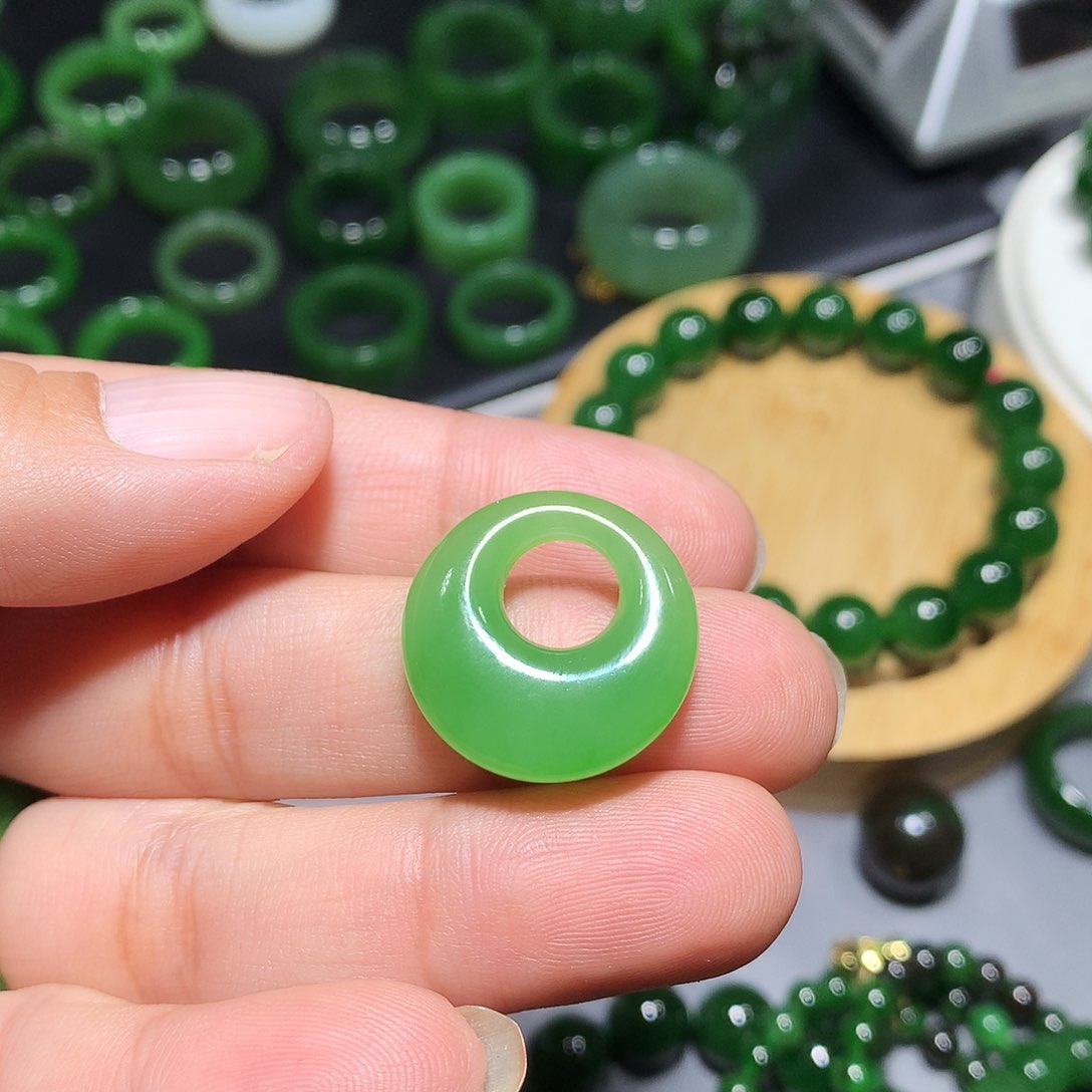 和田玉（碧玉）颈饰未镶嵌苹果绿11.8*5.8