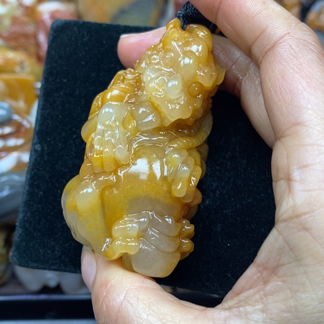未镶嵌石英质玉（黄龙玉）颈饰