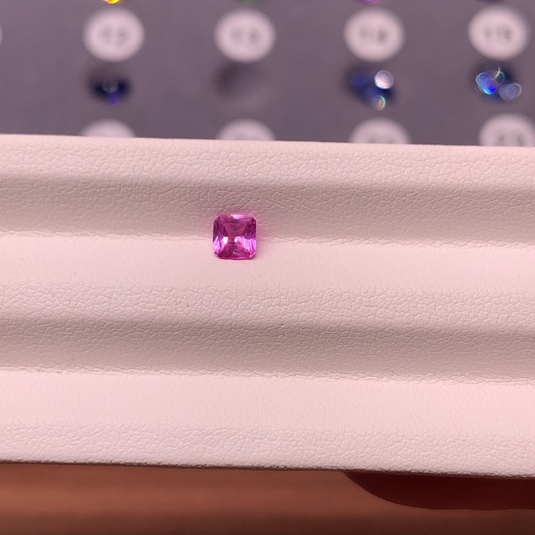 未镶嵌裸石蓝宝石25分粉色蓝宝石