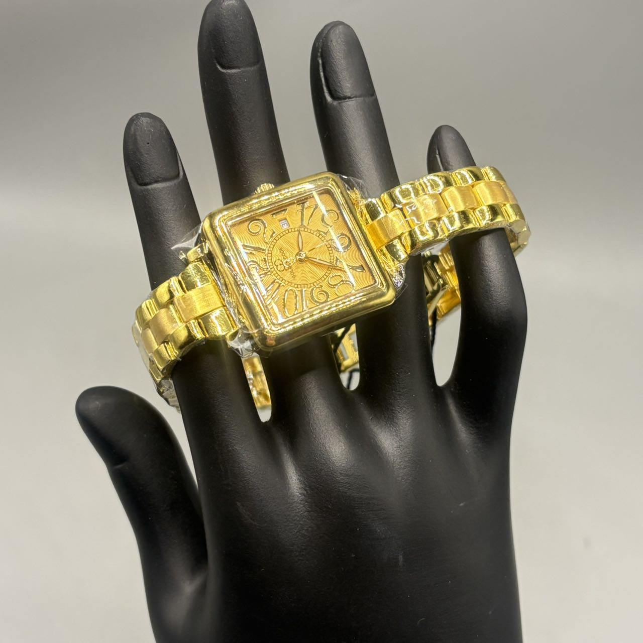 A播 国产品牌瑞士机芯 女士金表【29.52】