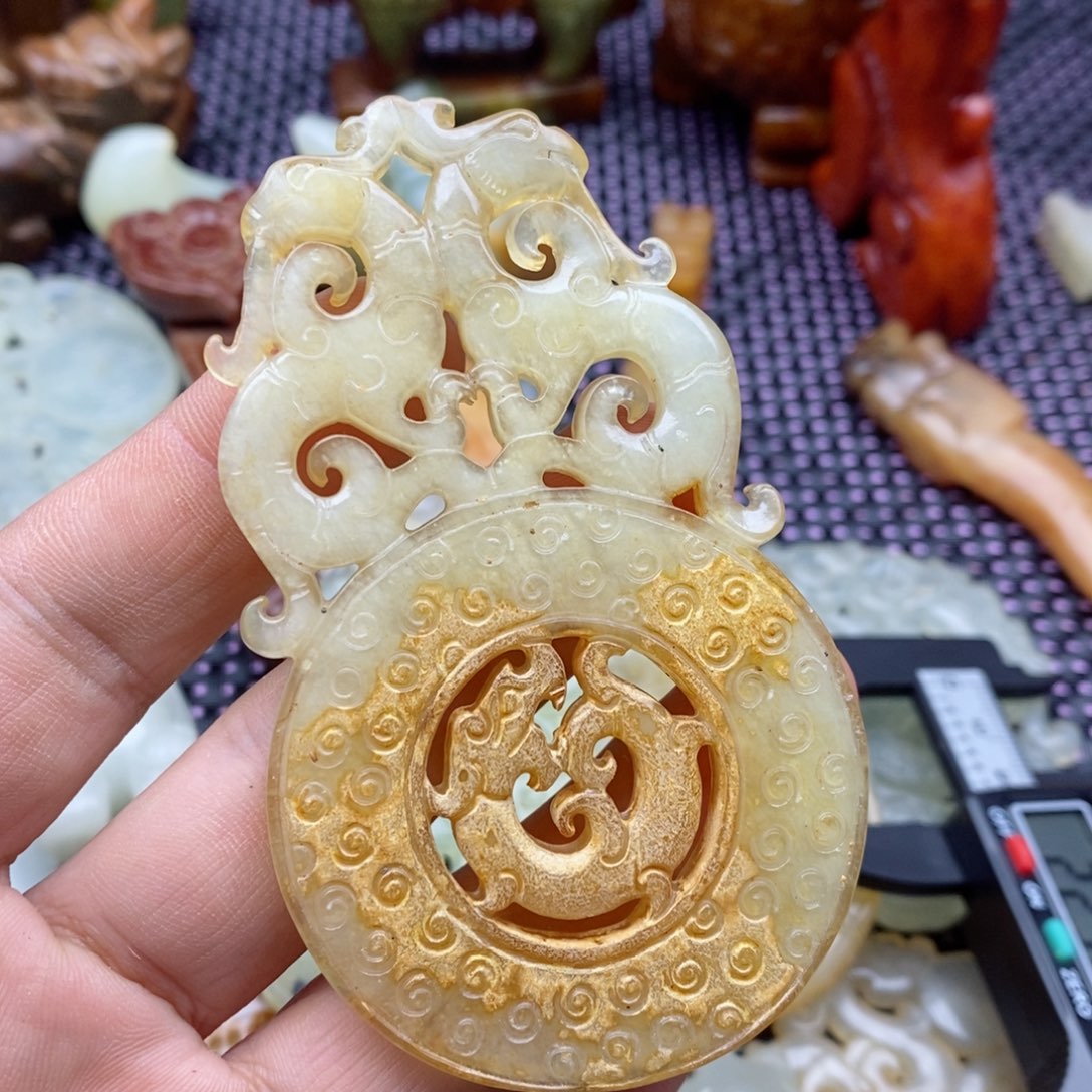 蛇纹石玉颈饰未镶嵌