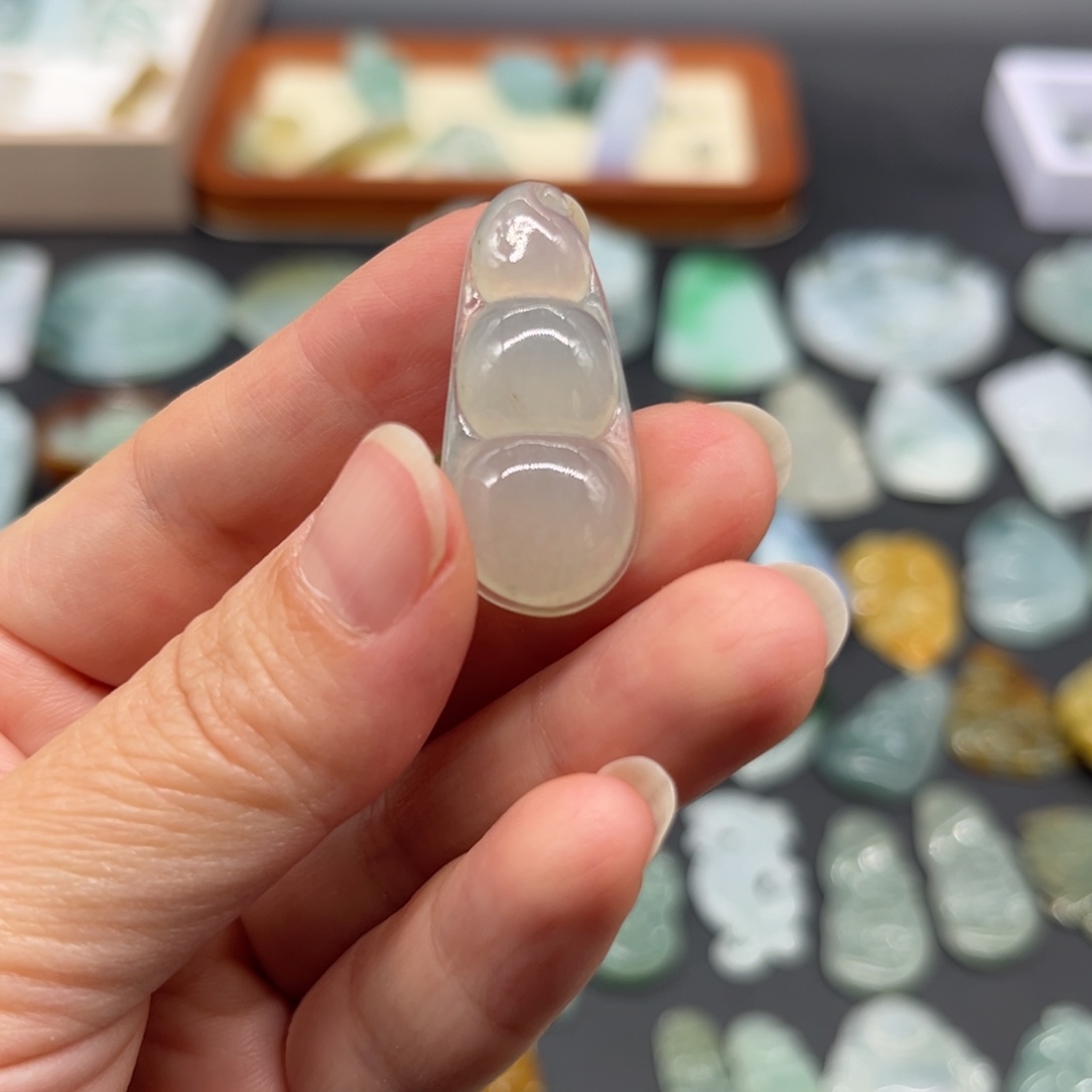 翡翠未镶嵌颈饰福豆