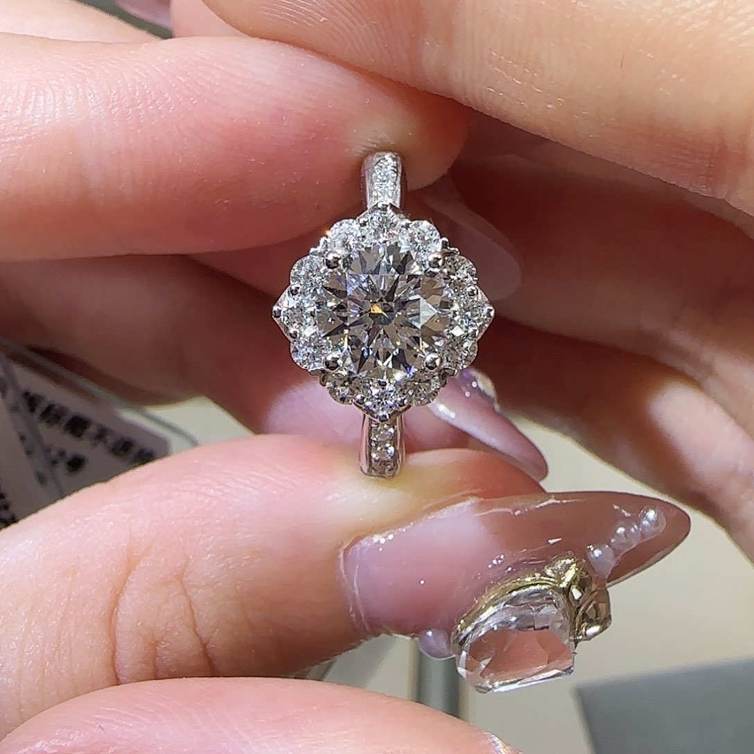 实验室培育钻石18K金镶嵌一克拉灿若星辰