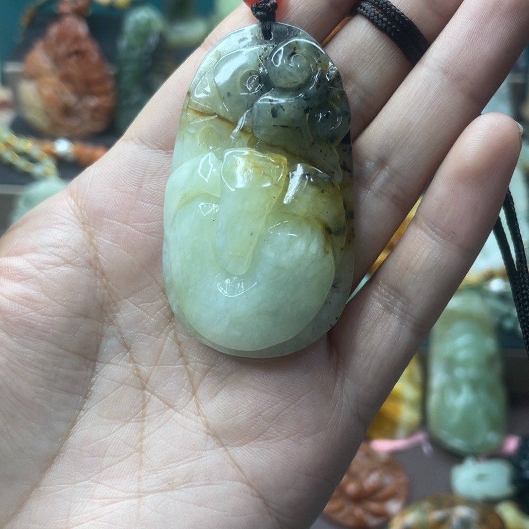 蛇纹石玉未镶嵌颈饰