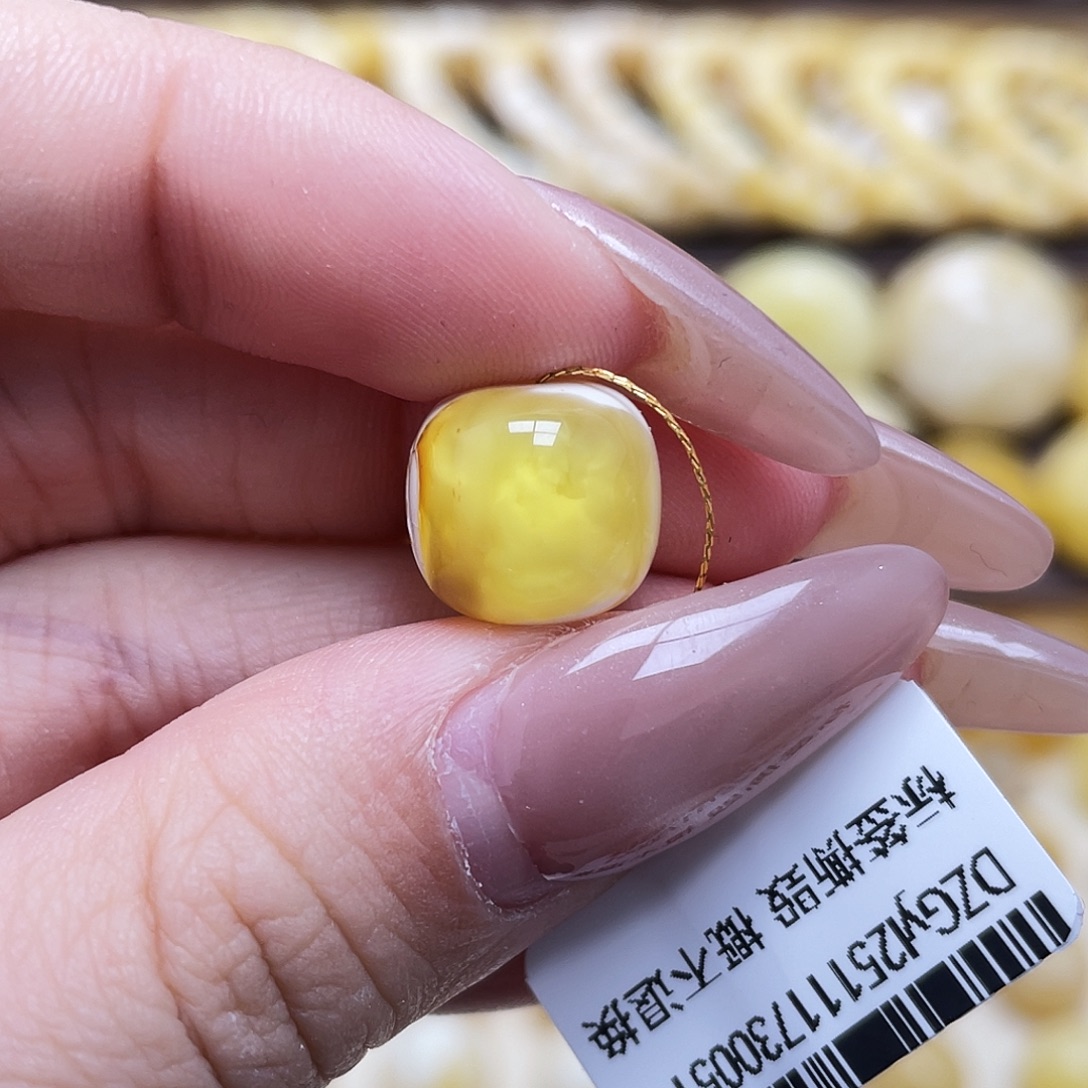 琥珀未镶嵌裸石12.1*11.2mm老型瑕