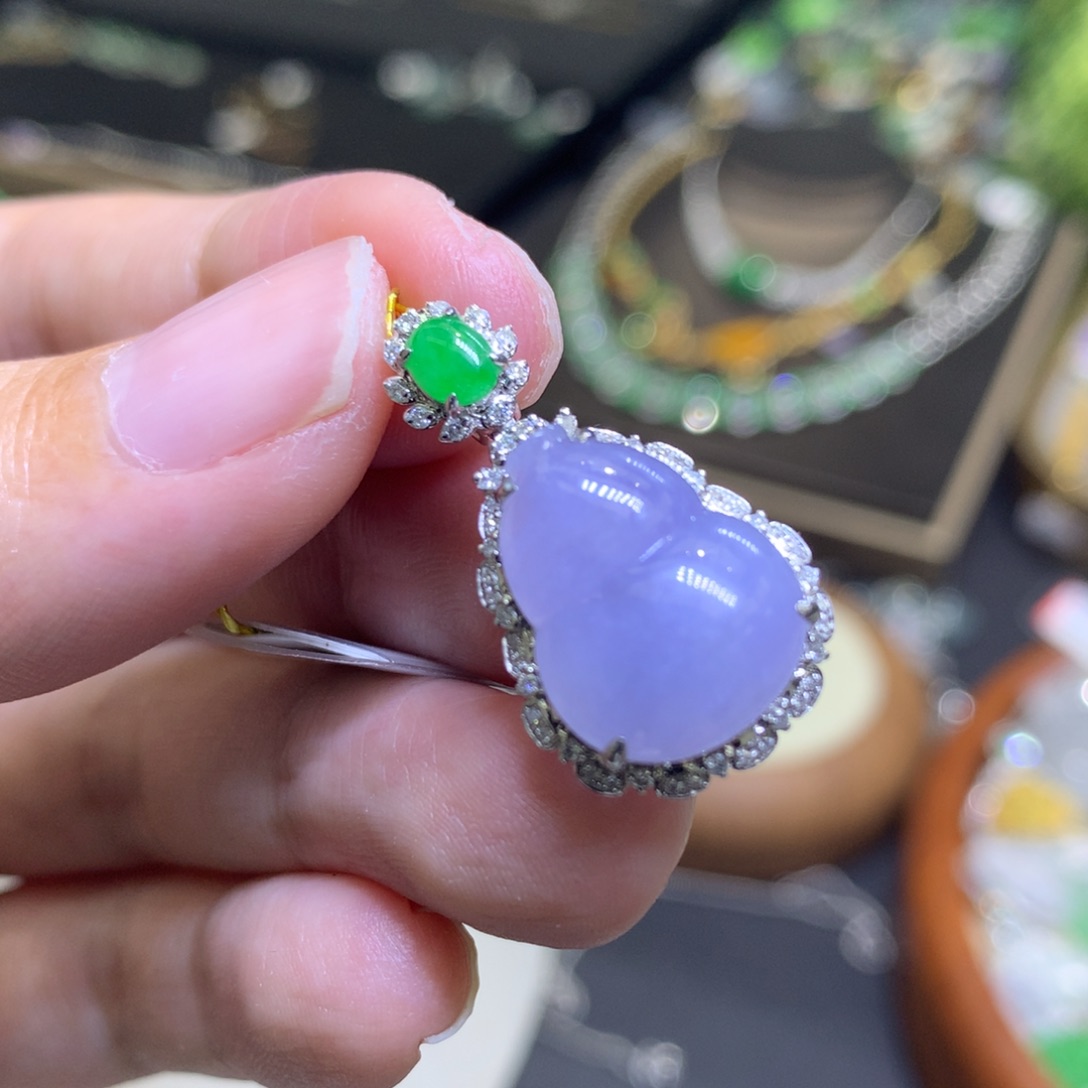 颈饰18K金镶嵌翡翠