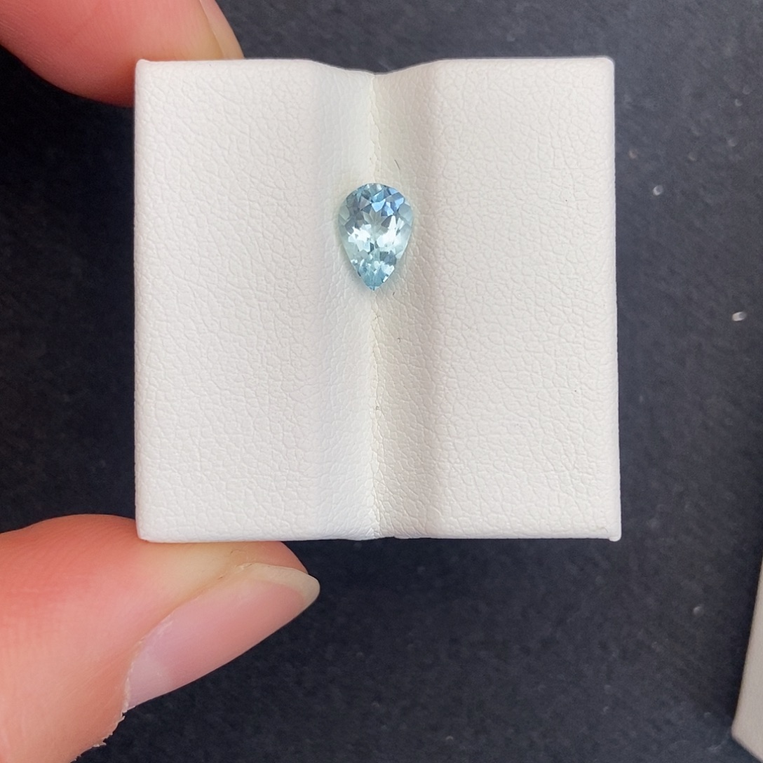 睡****海蓝宝石裸石0.69 ct