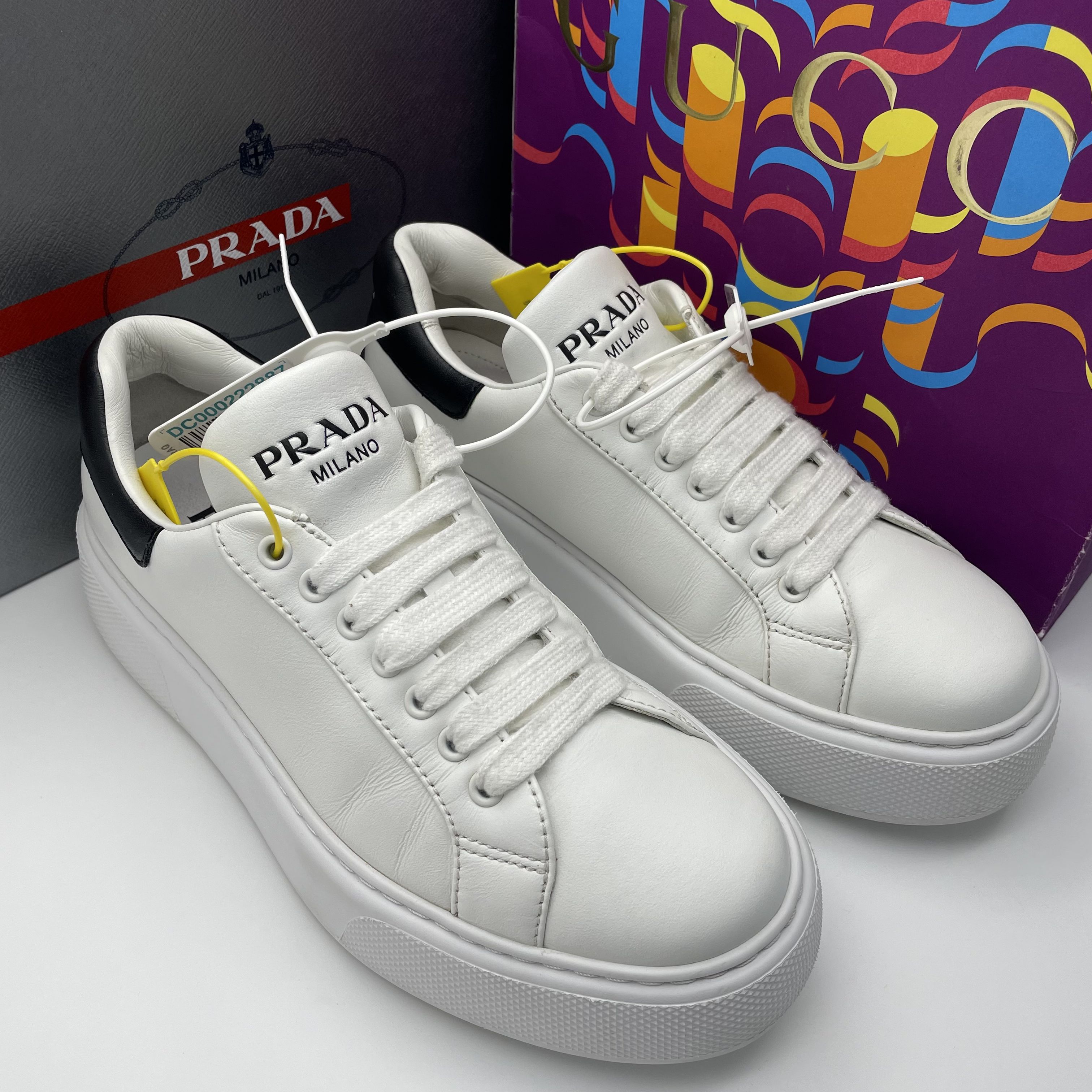 95新 Prada/普拉达 40.5欧码/白色皮质黑尾厚底休闲板鞋