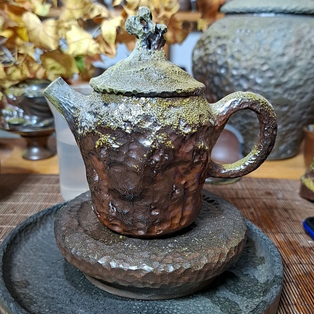 坭兴陶纯柴烧锤纹壶180c，微瑕