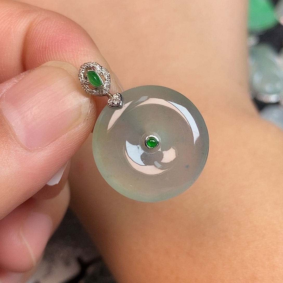 翡翠18K金镶嵌颈饰平安扣