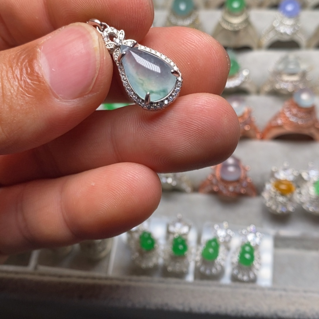 翡翠颈饰未镶嵌吊坠