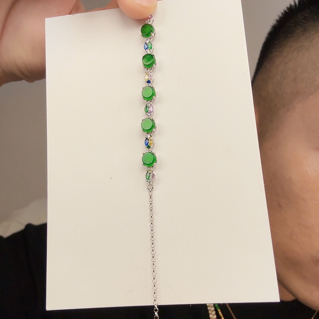 翡翠未镶嵌颈饰一件