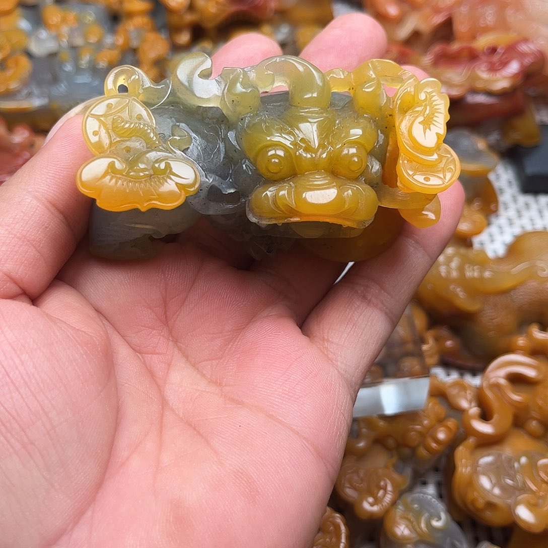 石英质玉（黄龙玉）未镶嵌颈饰