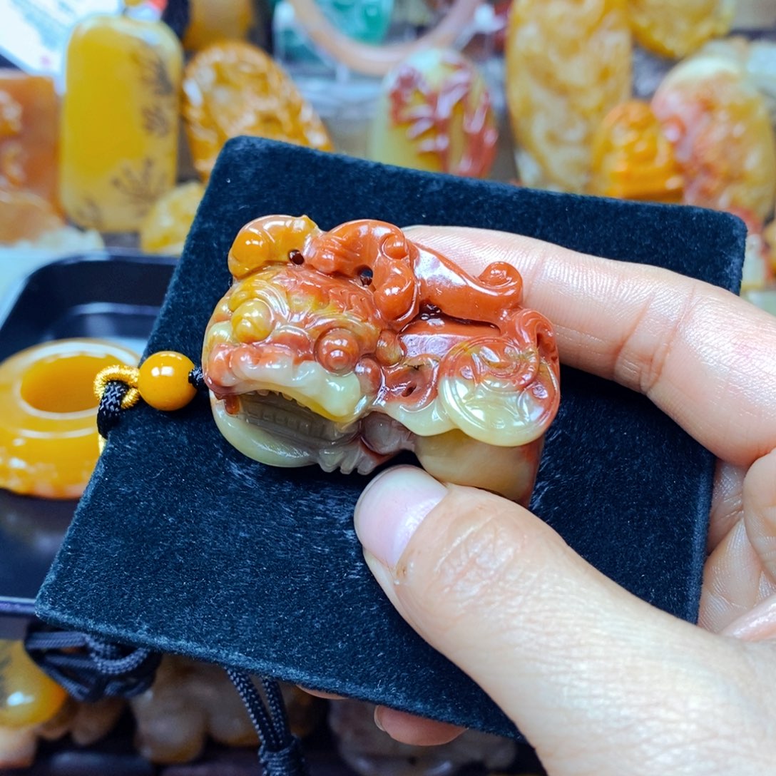 未镶嵌石英质玉（黄龙玉）颈饰