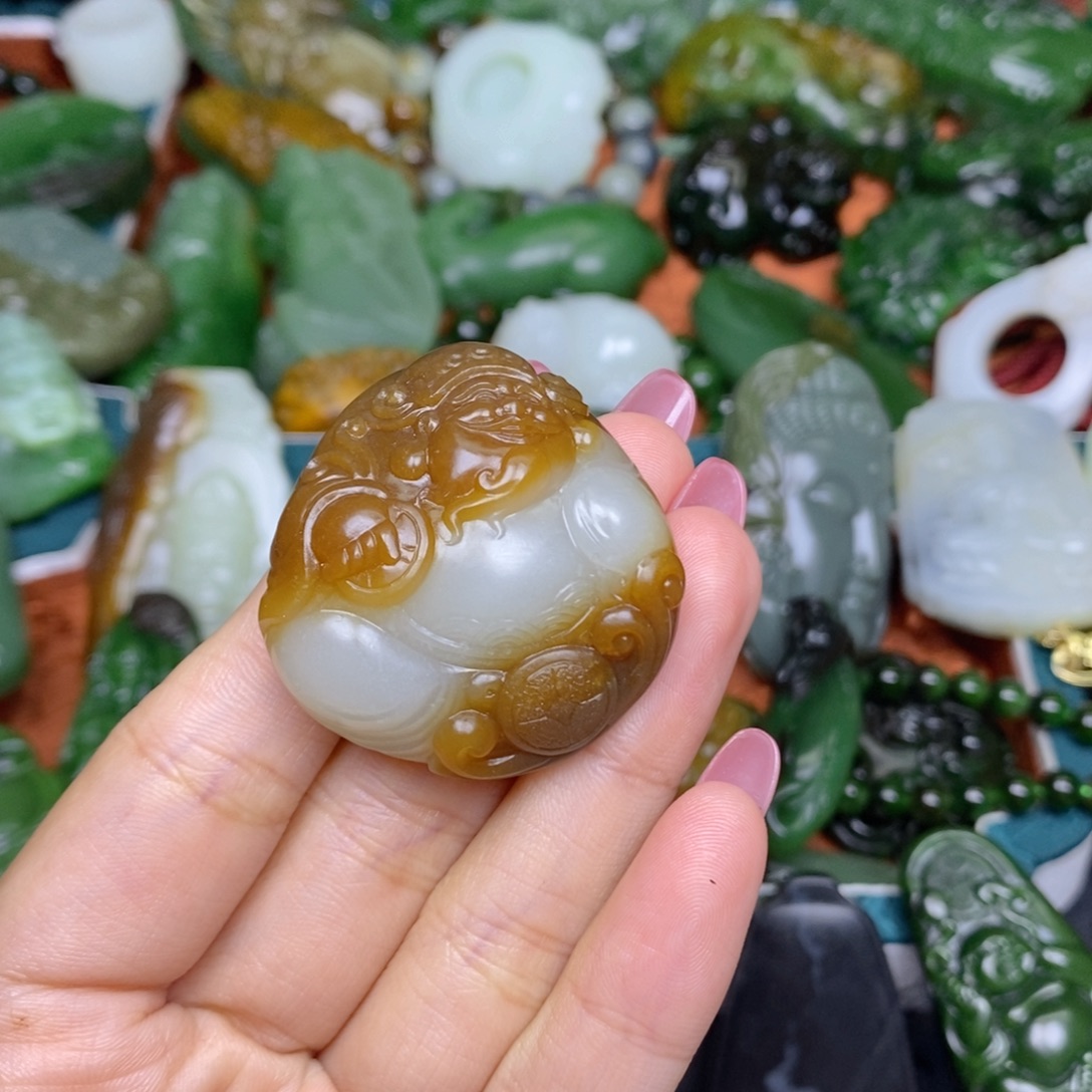 兰***士和田玉未镶嵌颈饰