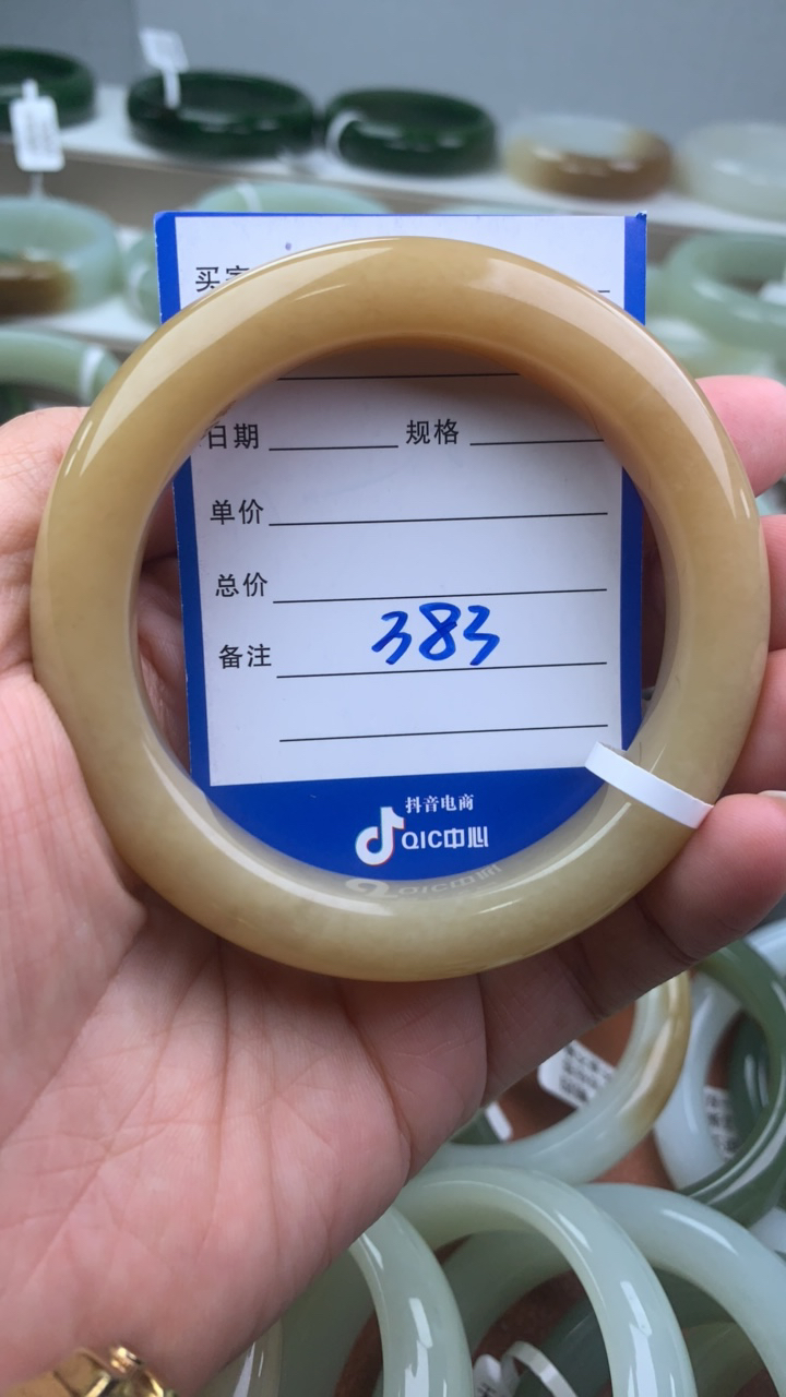 精品和田玉手镯。