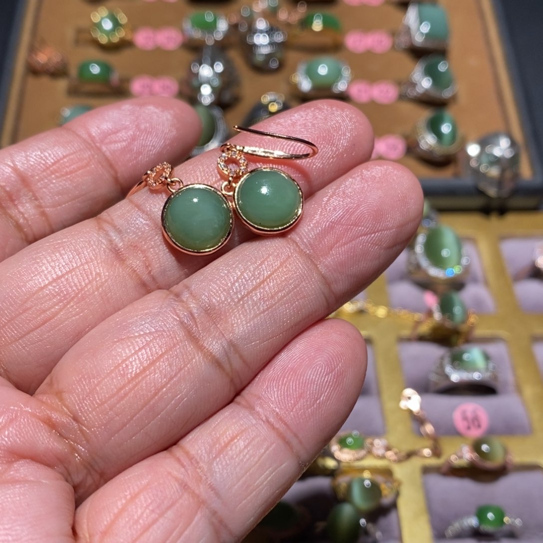 和田玉（碧玉）耳钉未镶嵌金**电