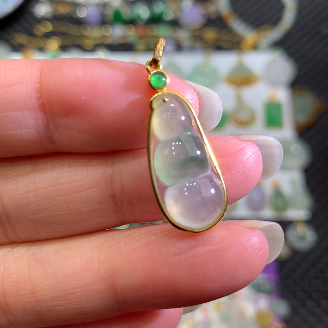 翡翠颈饰18K金镶嵌翡翠吊坠的未镶嵌