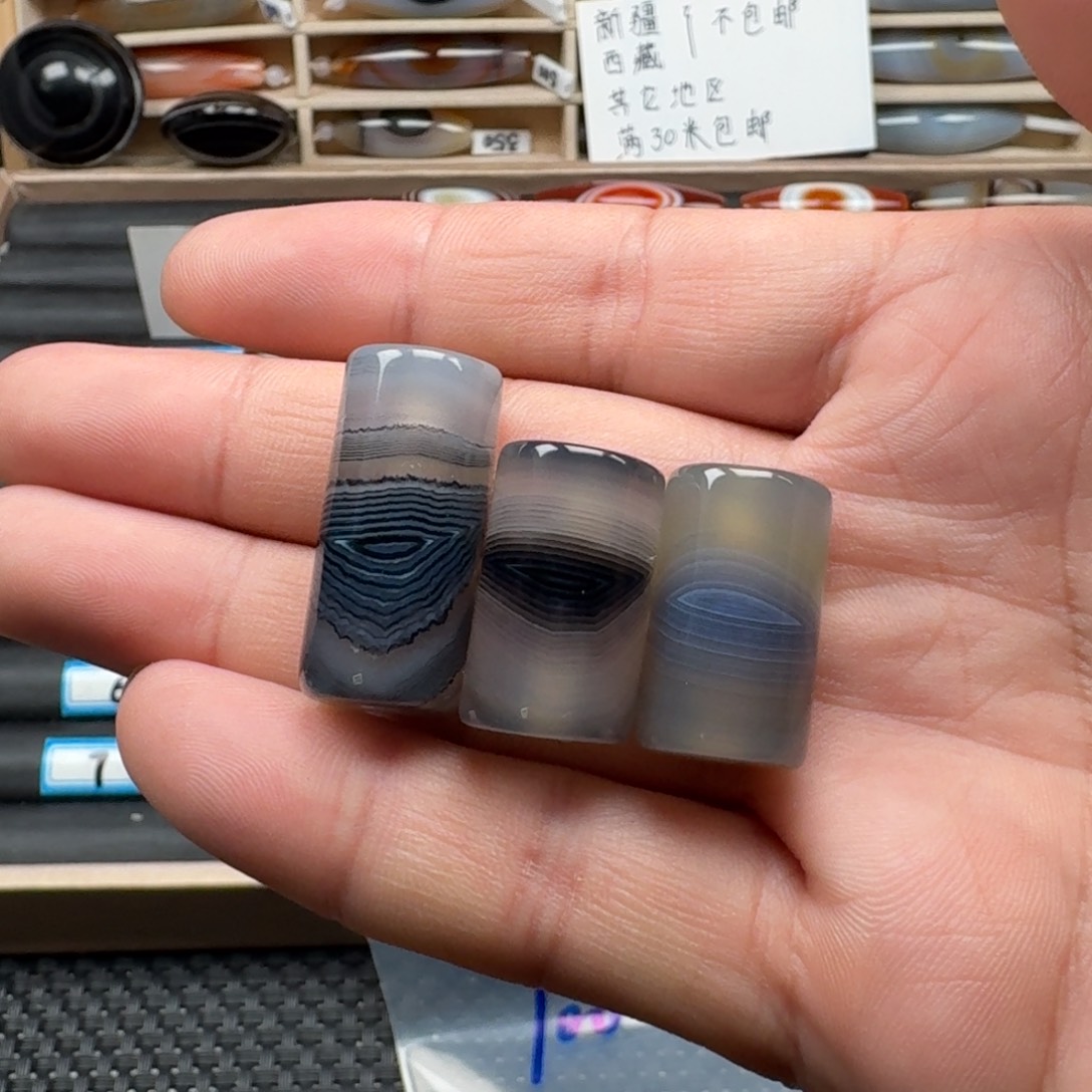 碳***。玛瑙/玉髓未镶嵌颈饰